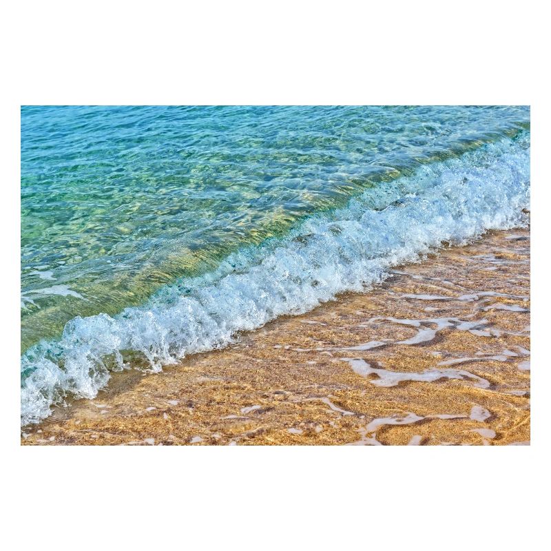 Des vagues cristallines sur une plage de sable doré