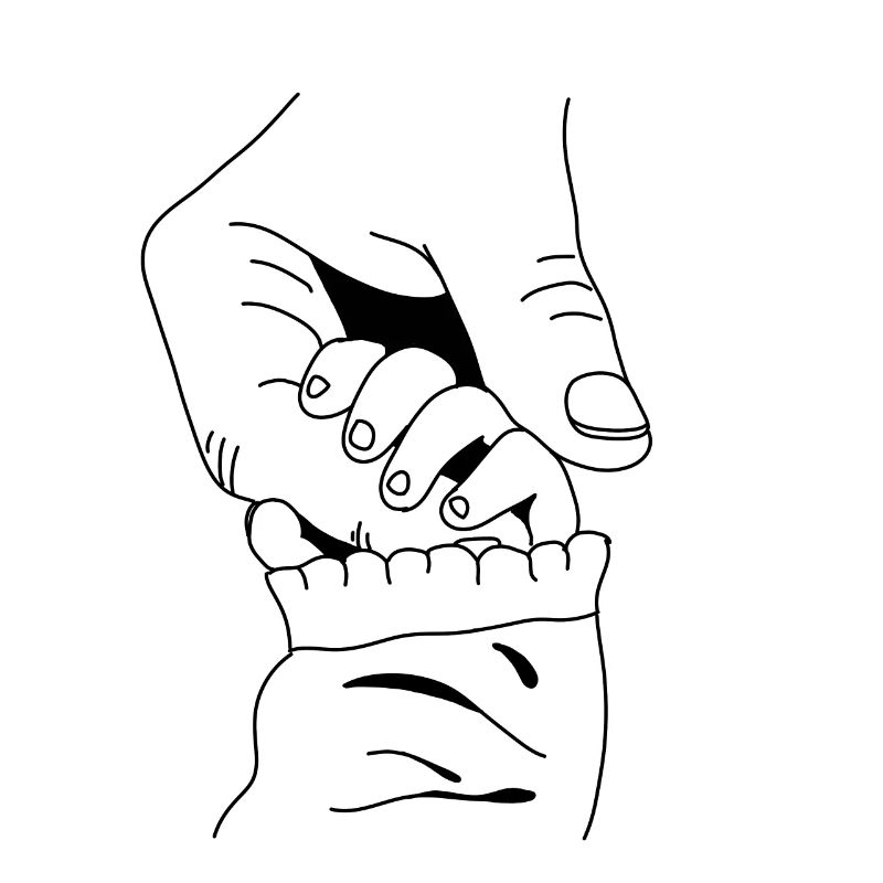 Mains de bébé avec la mère