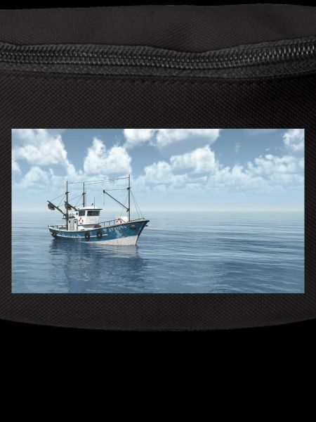 Ein Fischkutter im offenen Meer