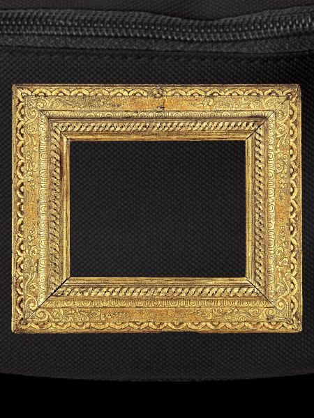 🖼️ Pale gold picture frame