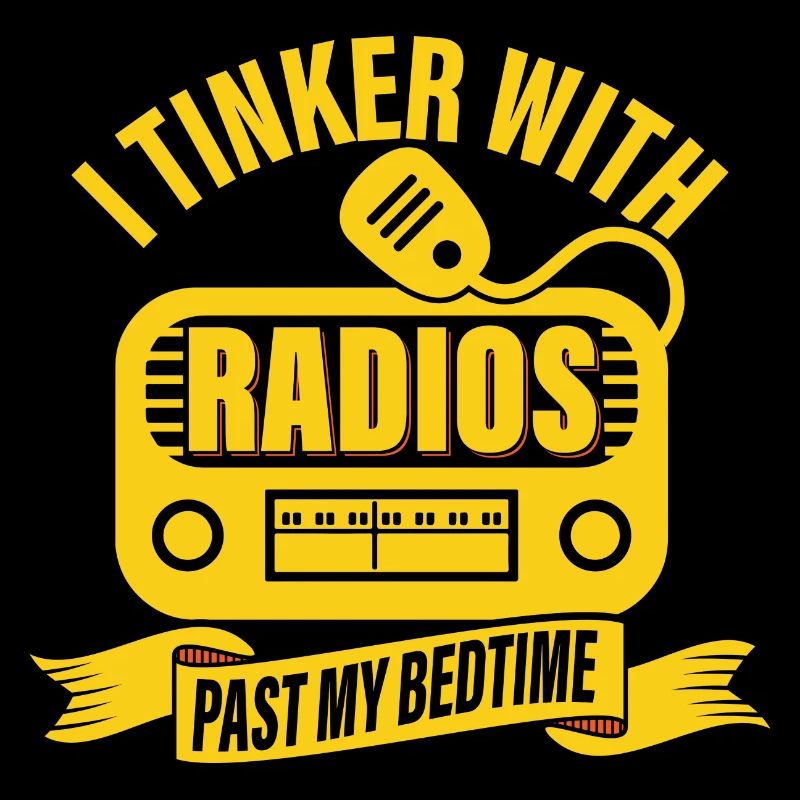 Je bricole avec des radios devant ma radio amateur au coucher