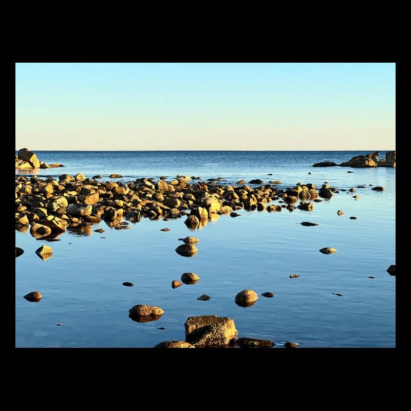 Felsen mitten im ruhigen Meer