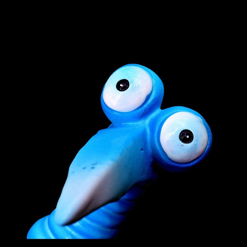 oiseau bleu drôle avec de grands yeux