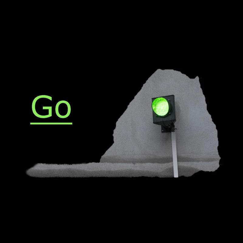 Le feu de circulation brille en vert devant le gris