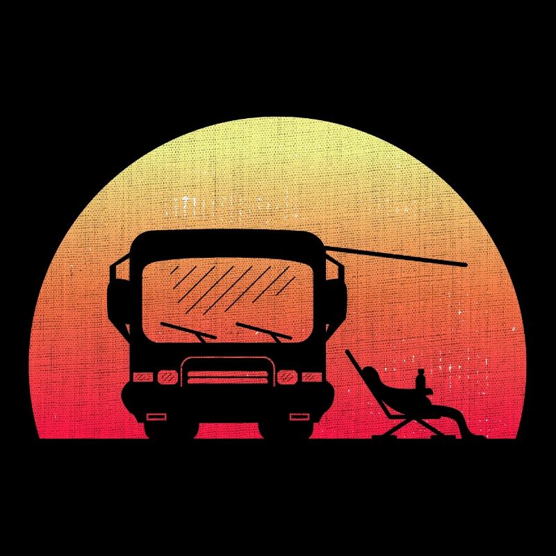 Camping-car classique au coucher du soleil avec le propriétaire assis
