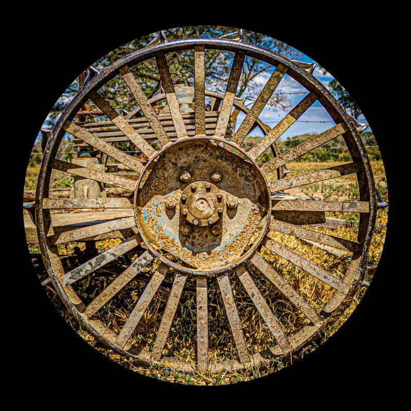 vieille roue rouillée de machine agricole dans une