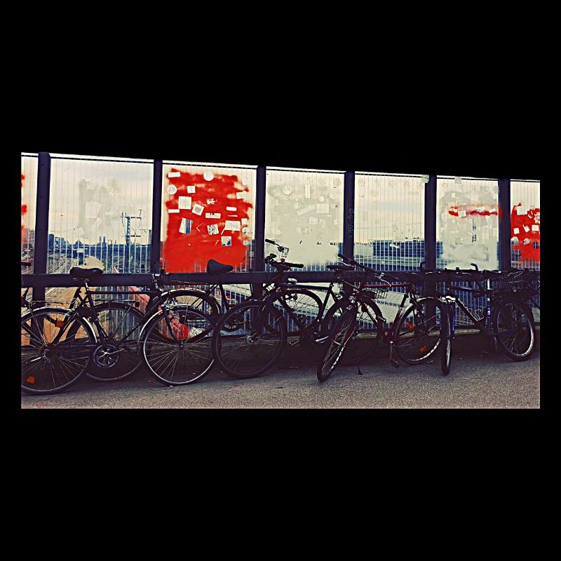 Fahrradkolonne am Bahnzaun