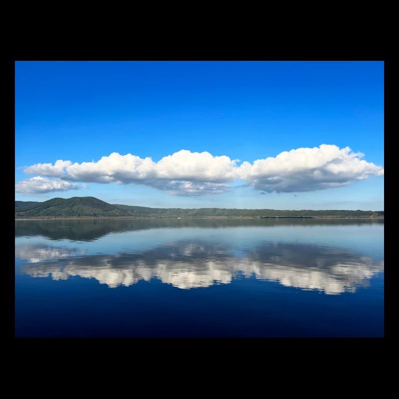 Nuages de réflexion sur le lac