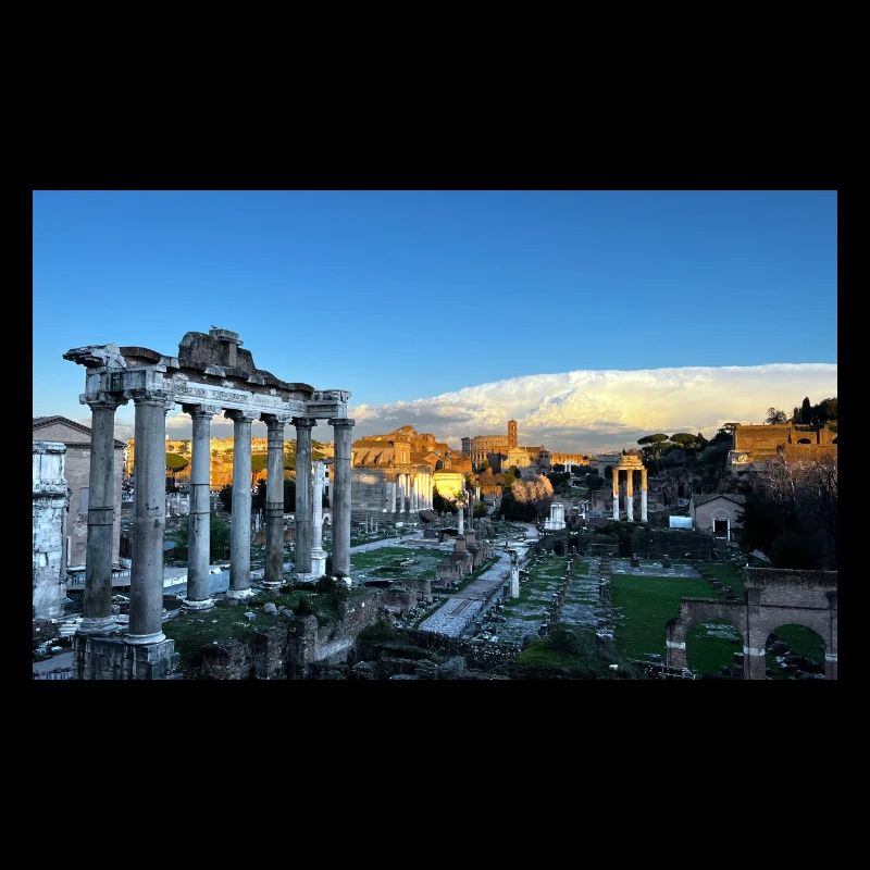 Le Forum romain, à Rome, avec un énorme nuage dans le