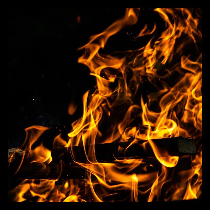 Loderndes Feuer in der Nacht