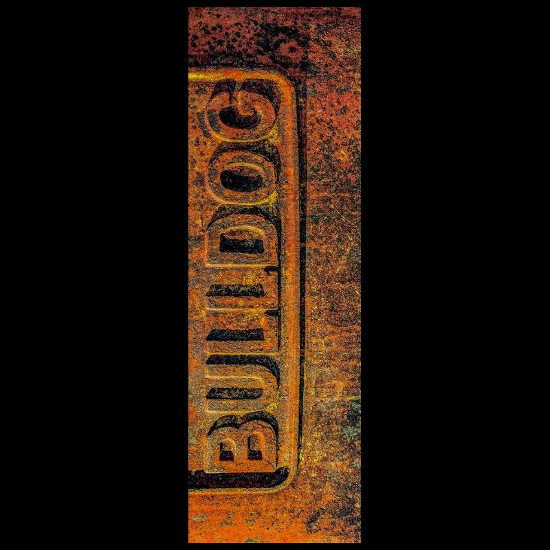 Image verticale d’une pièce rouillée d’un tracteur bouledogue