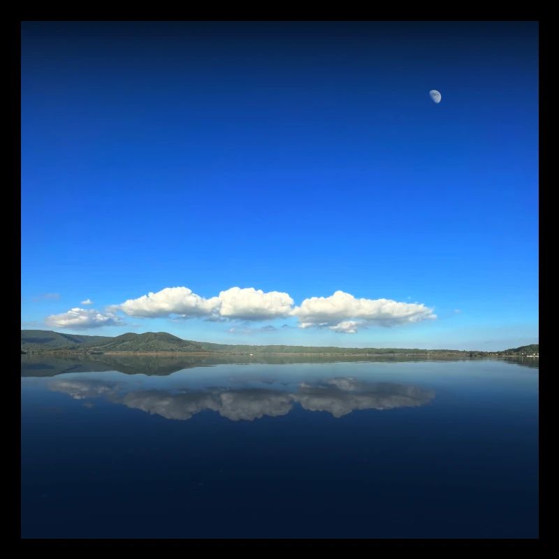 Reflet des nuages sur le lac avec demi-lune