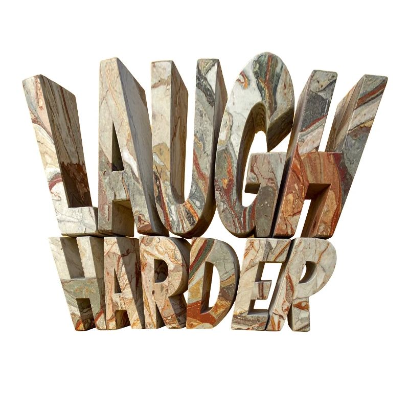 Laugh – Lettres de pierre monumentales modernes