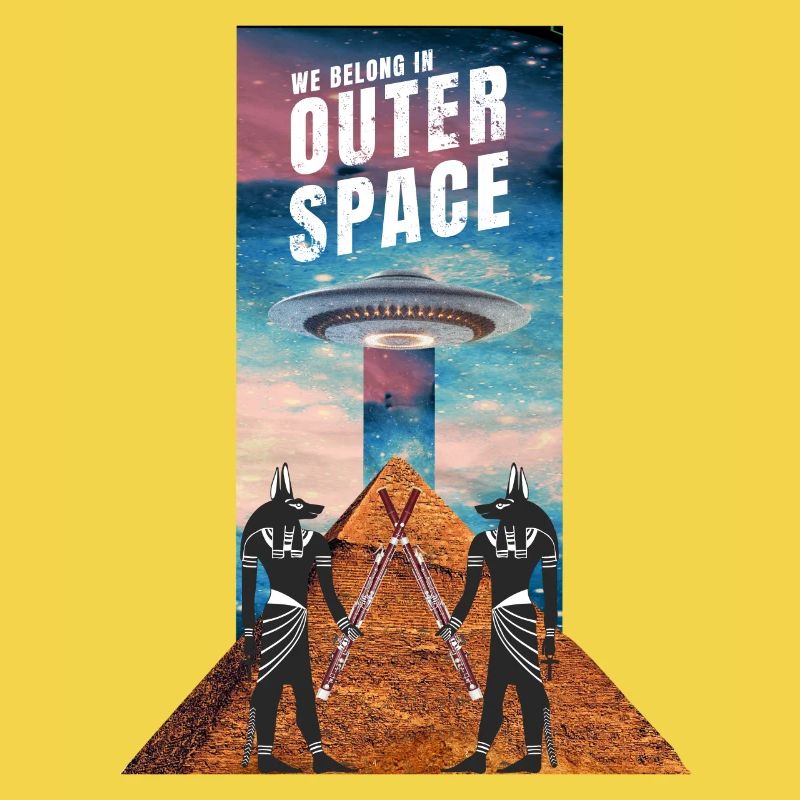 Anubis mit Fagott vor einer Pyramide mit UFO.