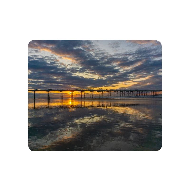 Reflets de la jetée du coucher de soleil