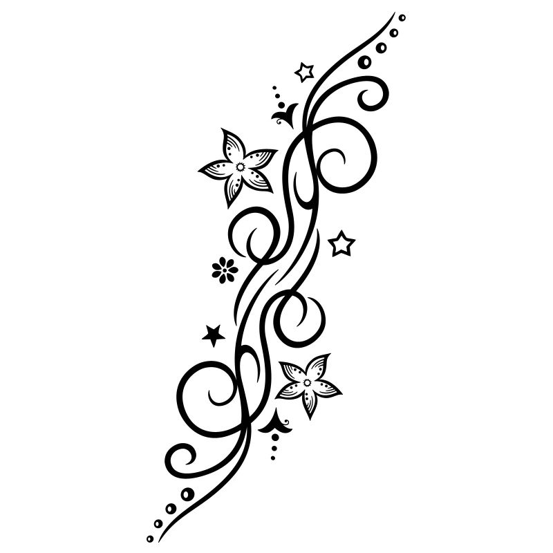 Tatouage avec des fleurs et des étoiles.