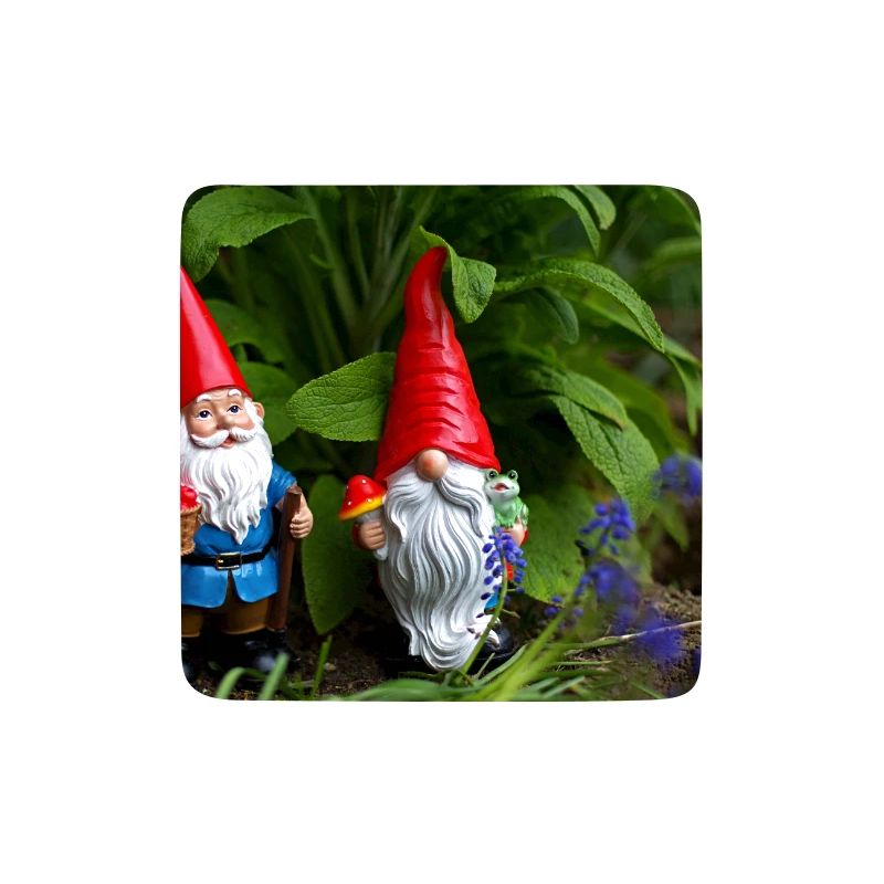 Gartenzwerge im Beet