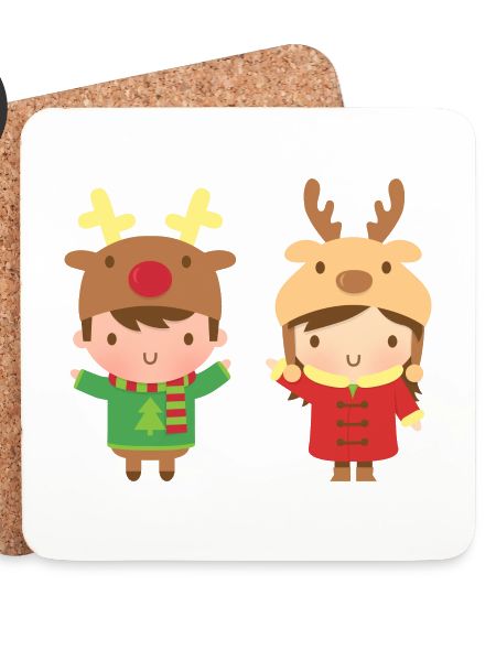 Süße Weihnachtskinder mit Rentierhüten