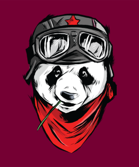 Adoptez un look unique avec notre motif exclusif : un panda motard au style inimitable. Coiffé d'un casque vintage et d'une écharpe rouge, i...