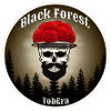 Schwarzwald Skull mit roten Blüten