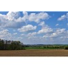 Landskab med blå himmel og landsby