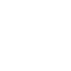 Chat mignon joue au volleyball
