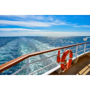 SuK Bild - Kreuzfahrtschiff Reling & Heckwelle
