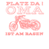 Oma ist am rasen