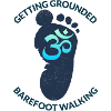 Barfodet gang design med et aum tegn.