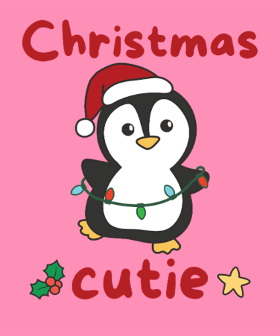 Illuminez vos fêtes avec ce motif "Christmas Cutie" ! Un pingouin adorable s'est emmêlé dans les guirlandes lumineuses, apportant une touche...