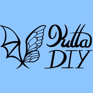 Kitta DIY logo met vleugels op de achterkant