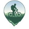 Mountainbiker vor Wald und Bergen