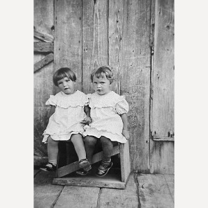 Foto von zwei Kindern die auf einer Bank sitzen