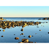 Felsen mitten im ruhigen Meer