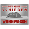 Echte Kerle schieben Wohnwagen