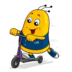 Bini auf dem E-Scooter