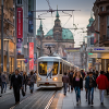 Straße mit Straßenbahn
