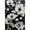 Fleurs blanches sur fond noir.