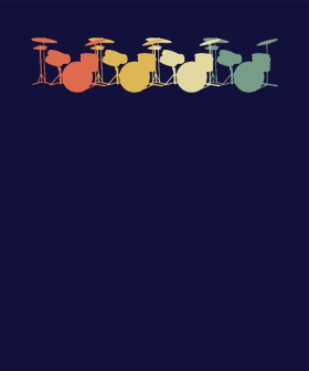 Affichez votre passion pour la musique et l'ère des années 70 avec ce motif "Batterie Rétro 70s". Ses silhouettes de batteries aux couleurs ...
