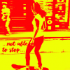 Mädchen skateboarden auf der Straße