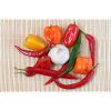 Bunte Chilischoten und Knoblauch