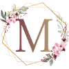 M entouré de fleurs