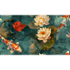 Koi und Lotusblüten auf blaugrünem Wasser