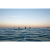 Crépuscule sur l’océan et surfeurs