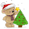 Bärchen schmückt Weihnachtsbaum