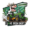 Vache irlandaise avec tracteur vert
