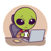 Gestresster Alien am Schreibtisch mit Kaffee