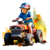 Junge auf Spielzeugtraktor mit Farbspritzer