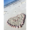 Herz aus Muscheln am Strand