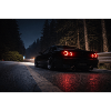 Nachtsportwagen auf der Straße